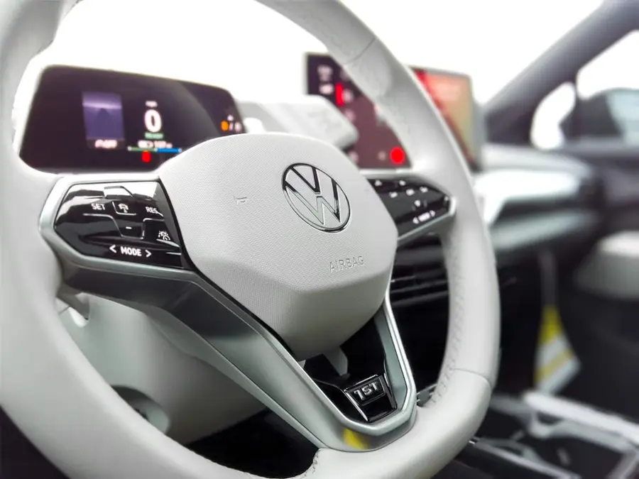 Módulo de airbag en el volante de un vehículo